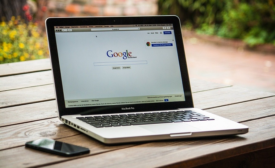 Ноутбук на столе с заставкой Google